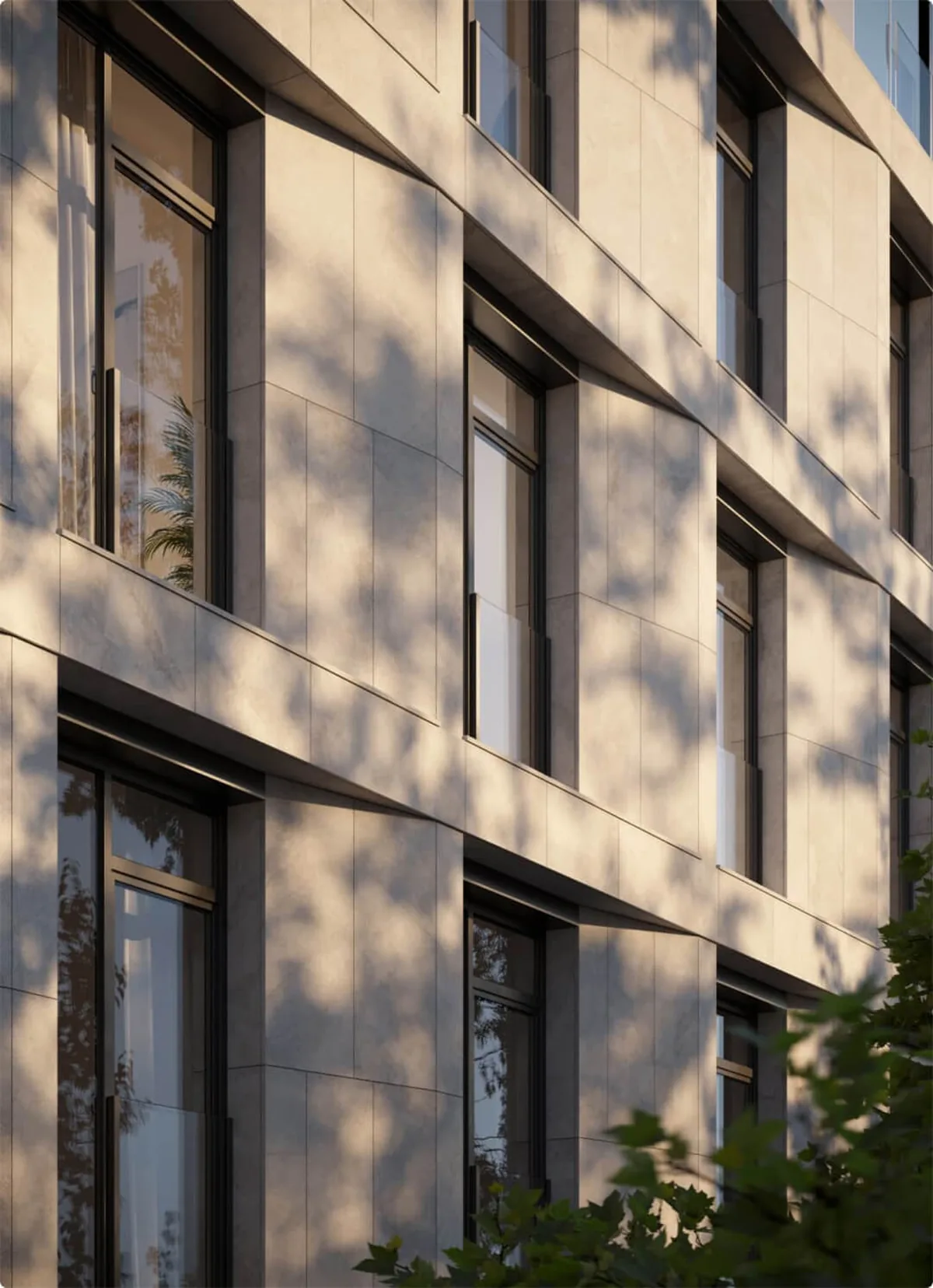 Фактура каменного облицовочного фасада «Foriver Residence» — деталь под тенью деревьев
